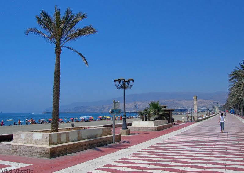 Apartamentos 16:9 Playa Suites Almería Esterno foto